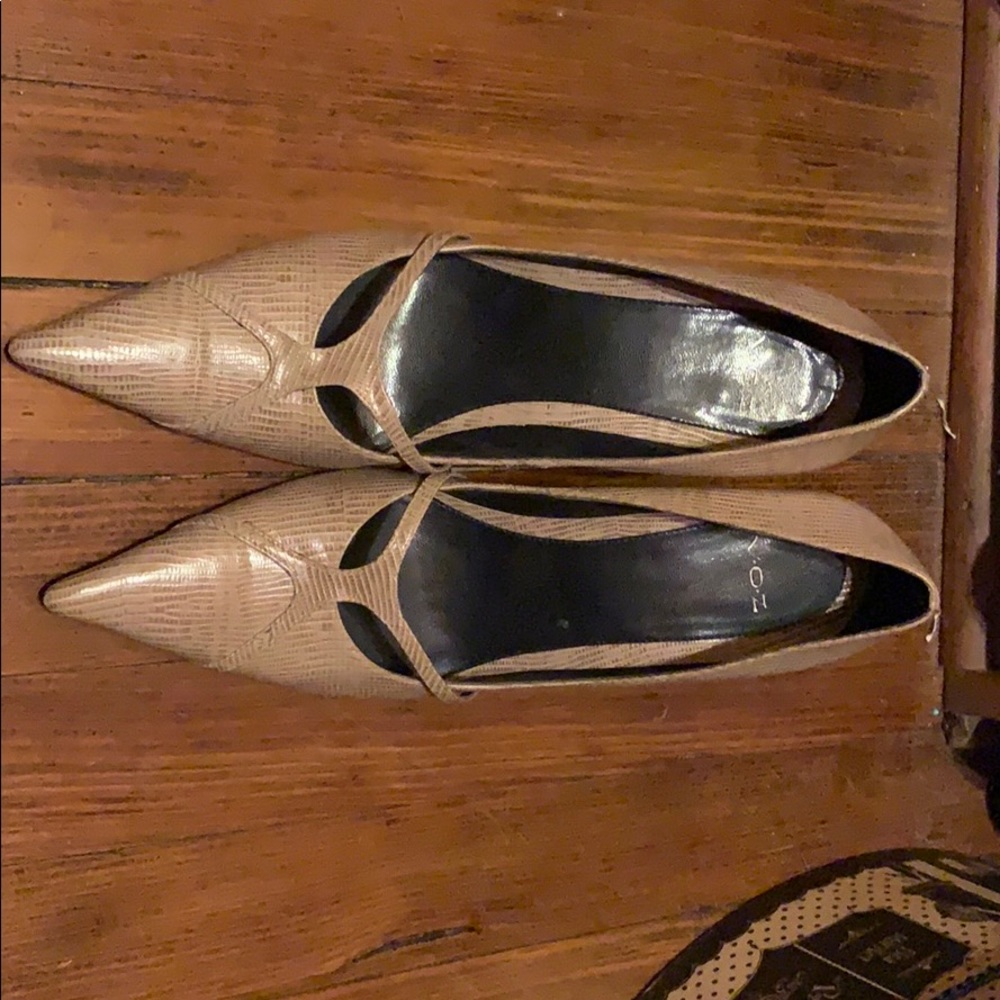 Beige snakeskin pumps